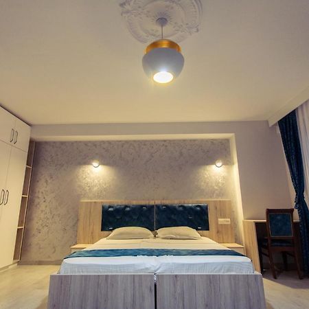 City Hotel แฟริซาย ภายนอก รูปภาพ