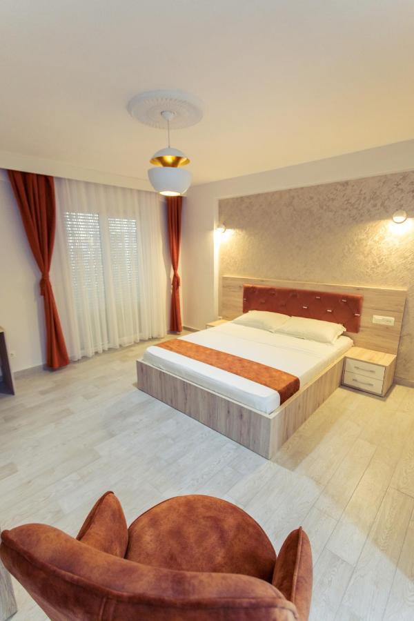 City Hotel แฟริซาย ภายนอก รูปภาพ